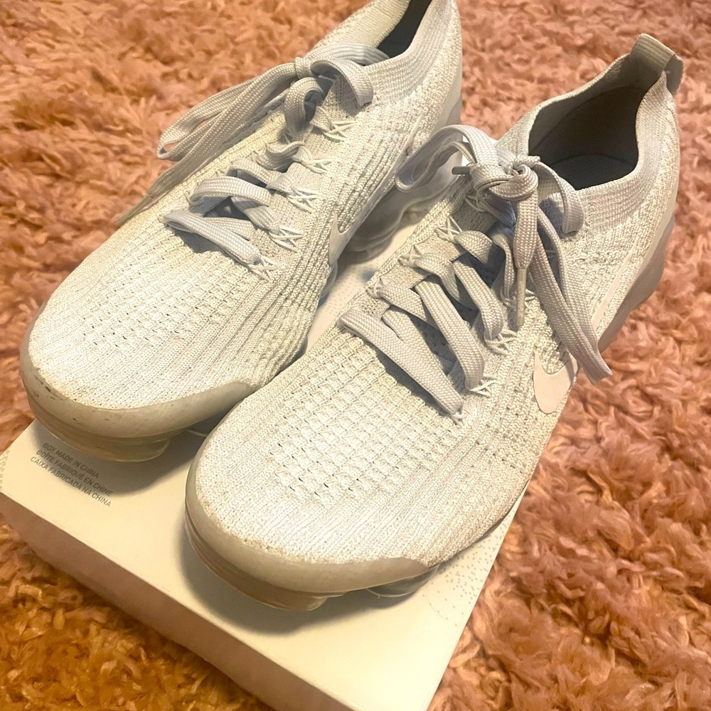 Womens Nike Vapormax flynit— size 8..All White